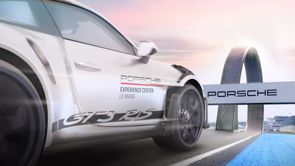 Voiture porsche qui s'apprête à prendre le looping